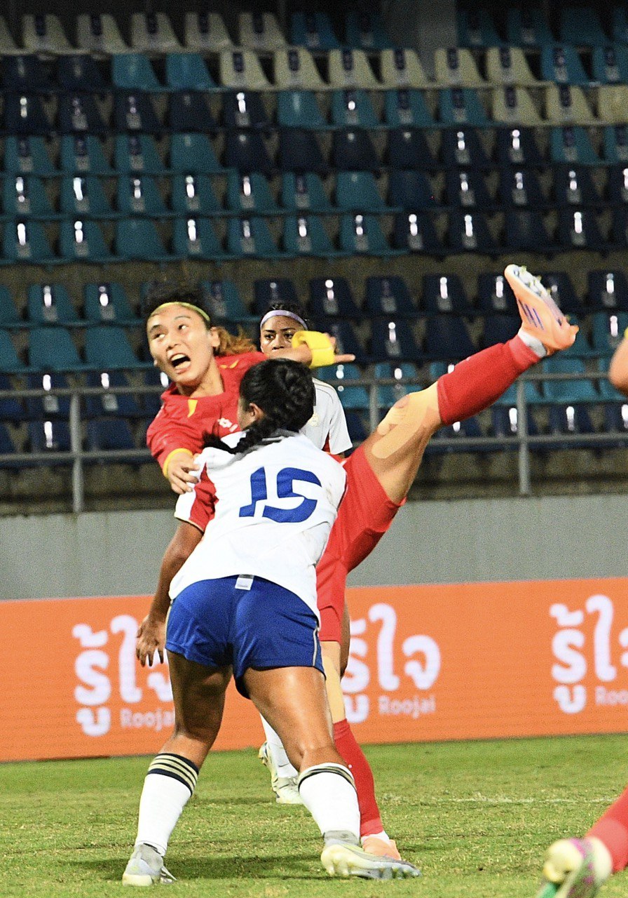 Chạnh l&ograve;ng khoảnh khắc HLV Mai Đức Chung ho khan, mệt mỏi ở cabin ban huấn luyện- Ảnh 18.