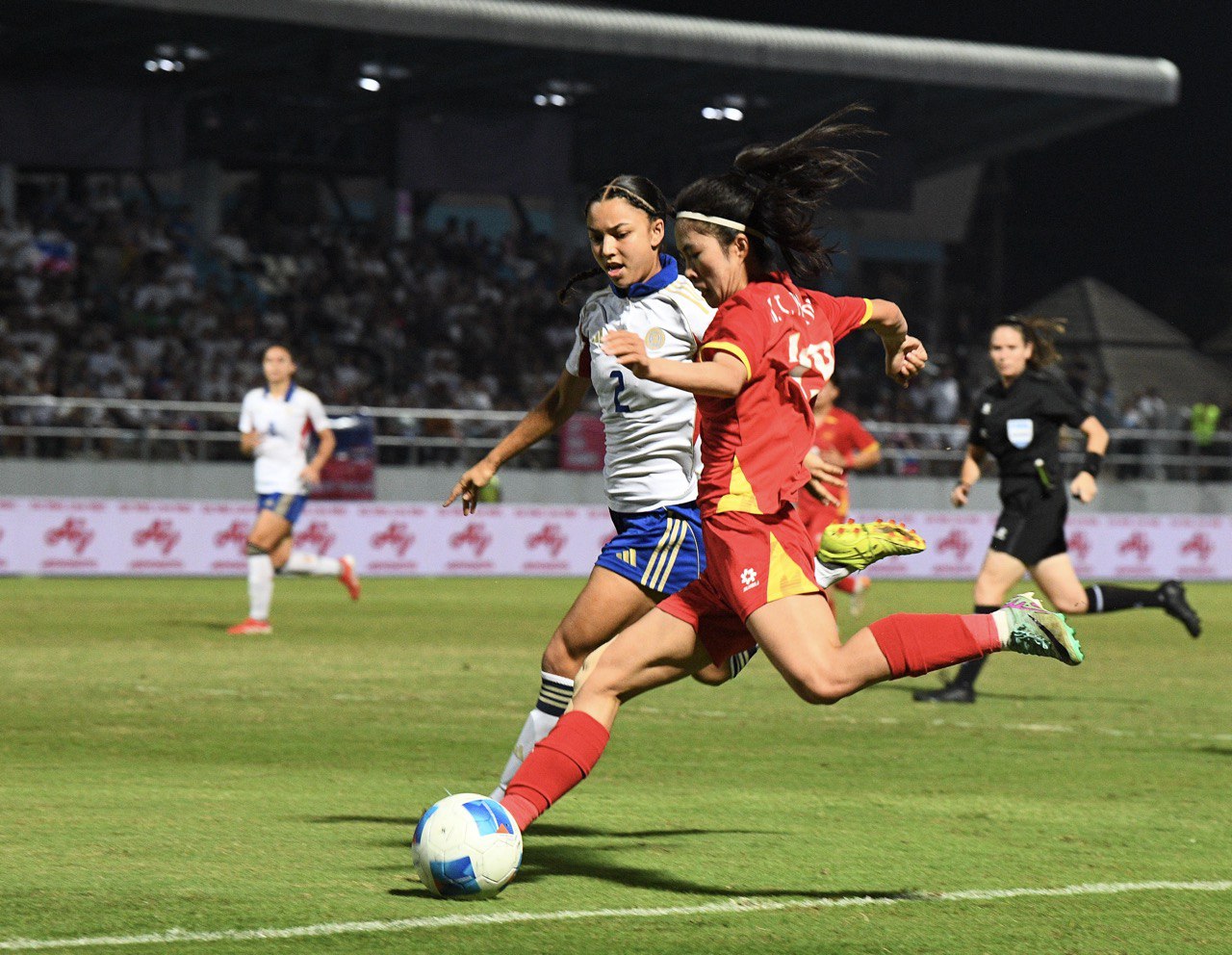 Chạnh l&ograve;ng khoảnh khắc HLV Mai Đức Chung ho khan, mệt mỏi ở cabin ban huấn luyện- Ảnh 13.