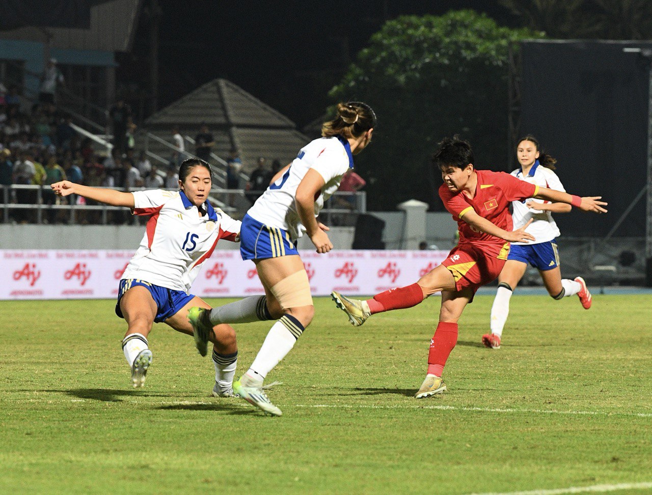 Chạnh l&ograve;ng khoảnh khắc HLV Mai Đức Chung ho khan, mệt mỏi ở cabin ban huấn luyện- Ảnh 11.