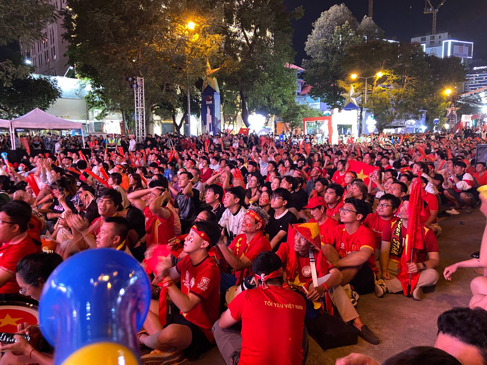 Hàng nghìn người nín thở trên phố đi bộ Nguyễn Huệ, tất cả đang chờ một khoảnh khắc!- Ảnh 14. Hàng nghìn người nín thở trên phố đi bộ Nguyễn Huệ, tất cả đang chờ một khoảnh khắc!- Ảnh 14.