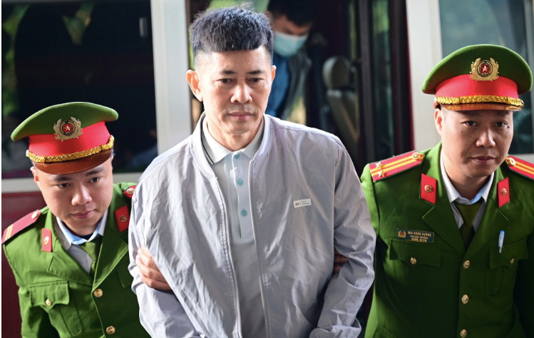 Cảnh s&aacute;t dẫn giải Chủ tịch Tập đo&agrave;n Thuận An đến phi&ecirc;n t&ograve;a ph&uacute;c thẩm - Ảnh 1.