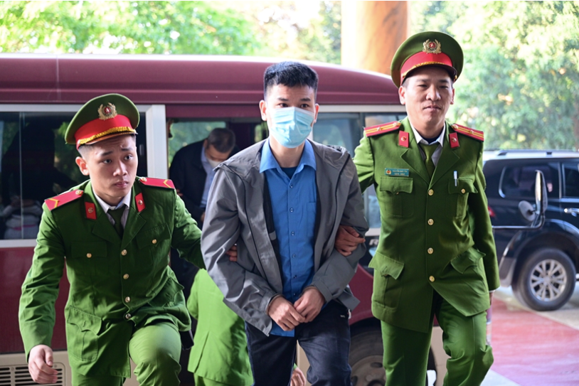 Cảnh s&aacute;t dẫn giải Chủ tịch Tập đo&agrave;n Thuận An đến phi&ecirc;n t&ograve;a ph&uacute;c thẩm - Ảnh 2.