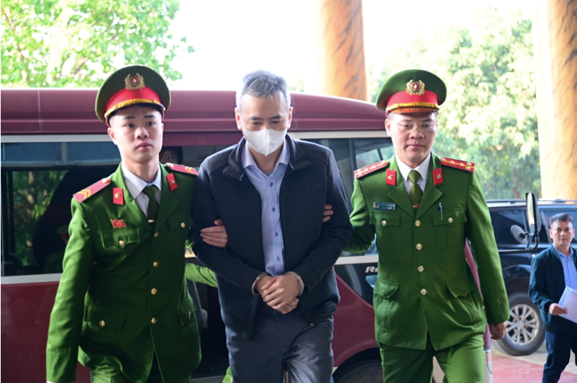 Cảnh s&aacute;t dẫn giải Chủ tịch Tập đo&agrave;n Thuận An đến phi&ecirc;n t&ograve;a ph&uacute;c thẩm - Ảnh 3.