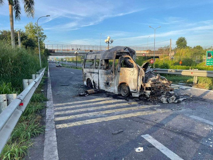 Xe cứu thương t&ocirc;ng xe đầu k&eacute;o g&acirc;y ch&aacute;y , 3 người tử vong tại Đồng Nai - Ảnh 1.