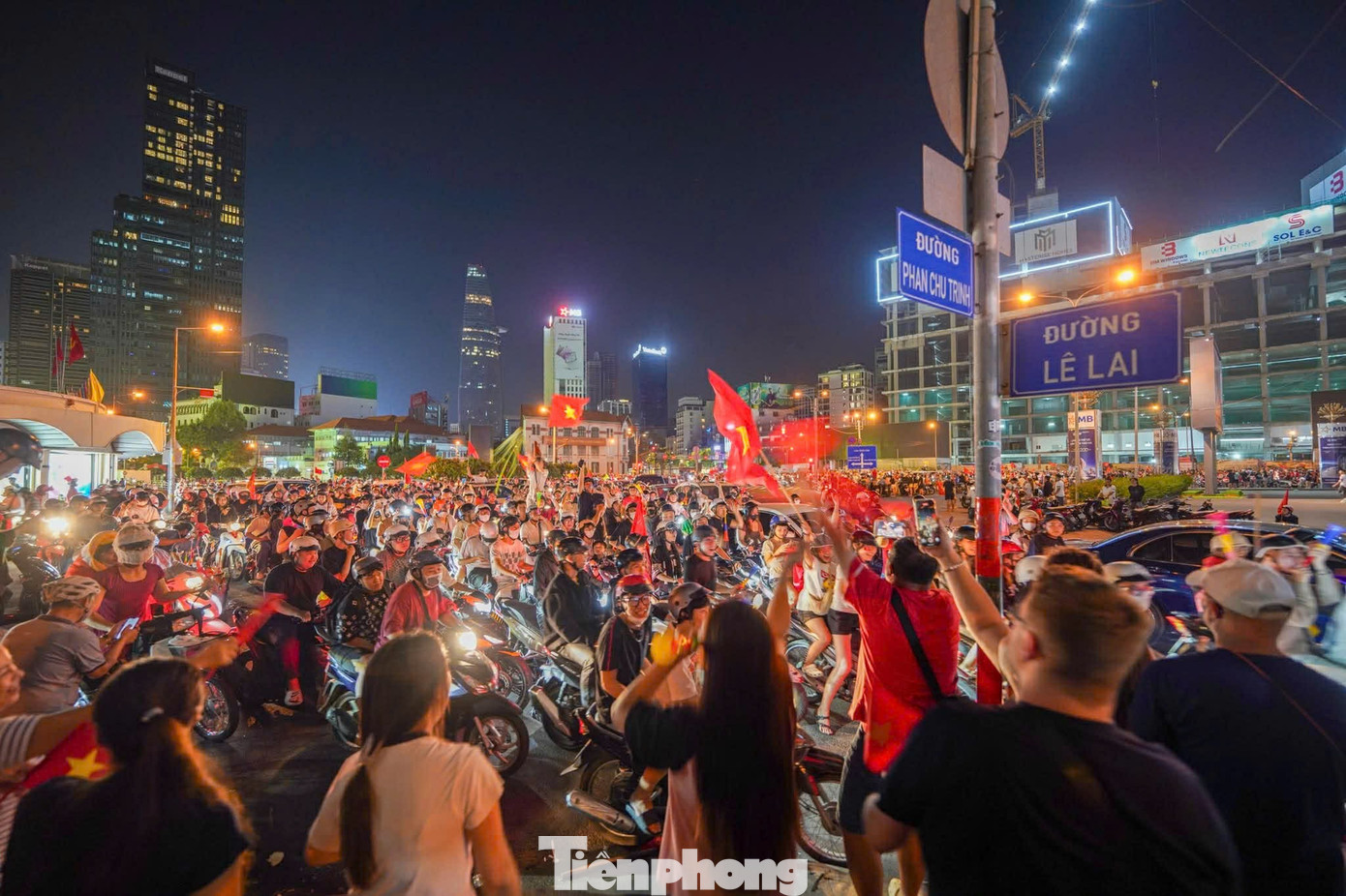 Niềm vui chiến thắng U22 Việt Nam rực rỡ trên phố TPHCM đêm 18 / 12 - Ảnh 18.