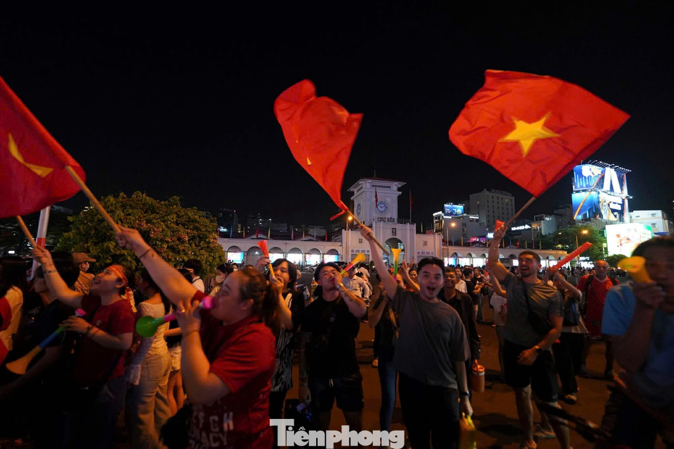 Niềm vui chiến thắng U22 Việt Nam rực rỡ trên phố TPHCM đêm 18 / 12 - Ảnh 14.