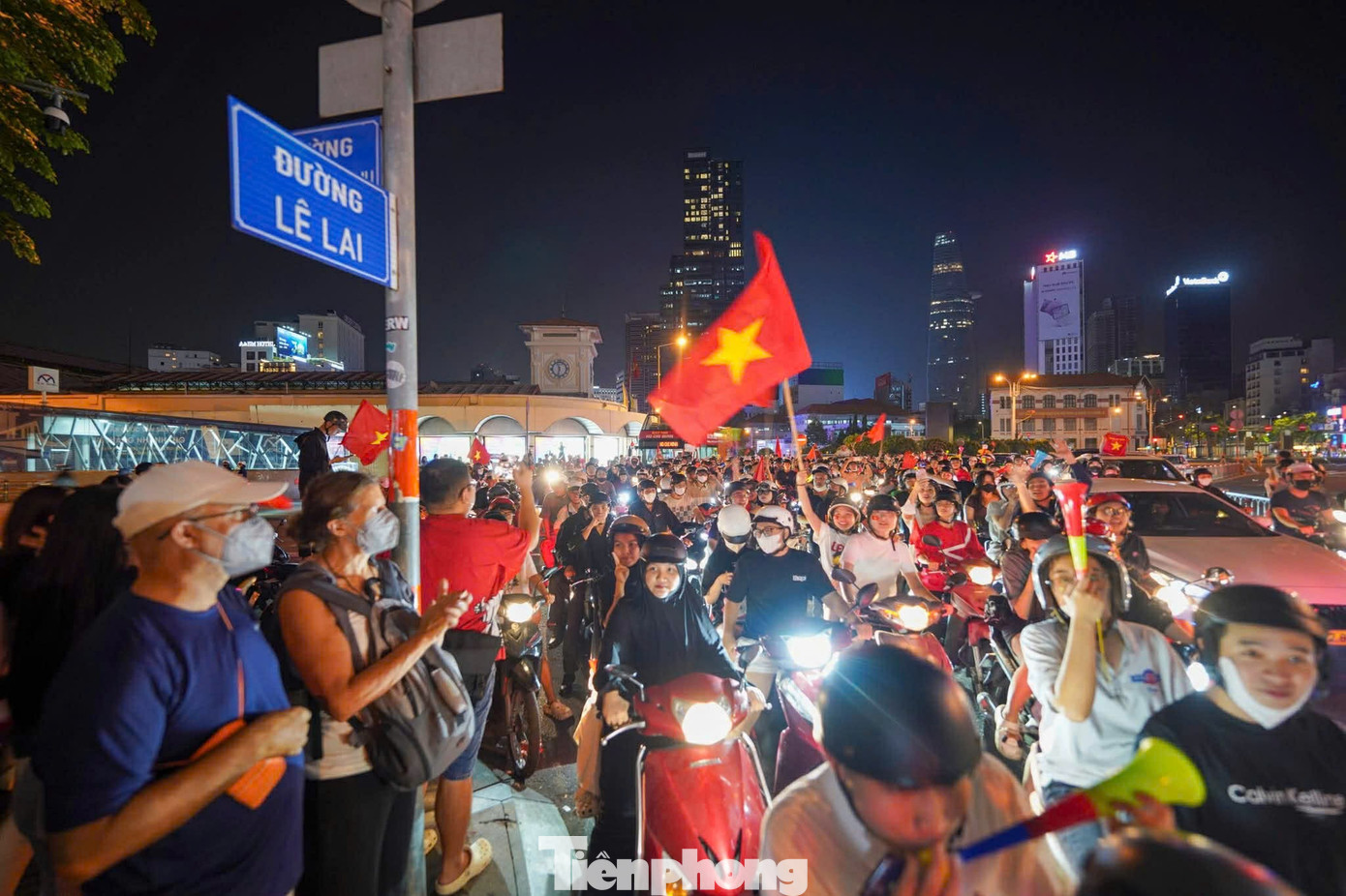 Niềm vui chiến thắng U22 Việt Nam rực rỡ trên phố TPHCM đêm 18 / 12 - Ảnh 16.