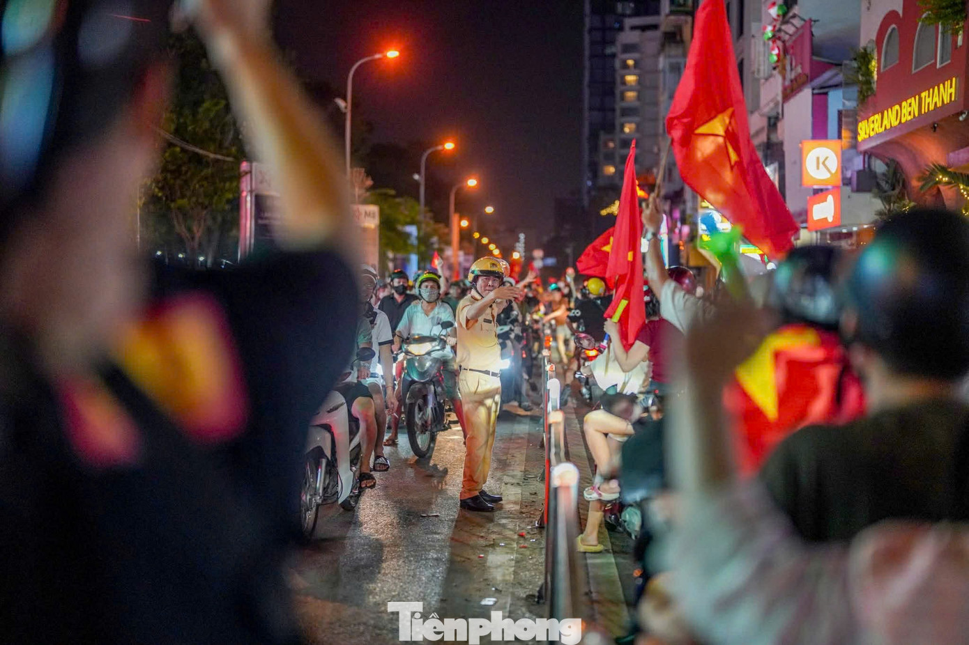 Niềm vui chiến thắng U22 Việt Nam rực rỡ trên phố TPHCM đêm 18 / 12 - Ảnh 20.