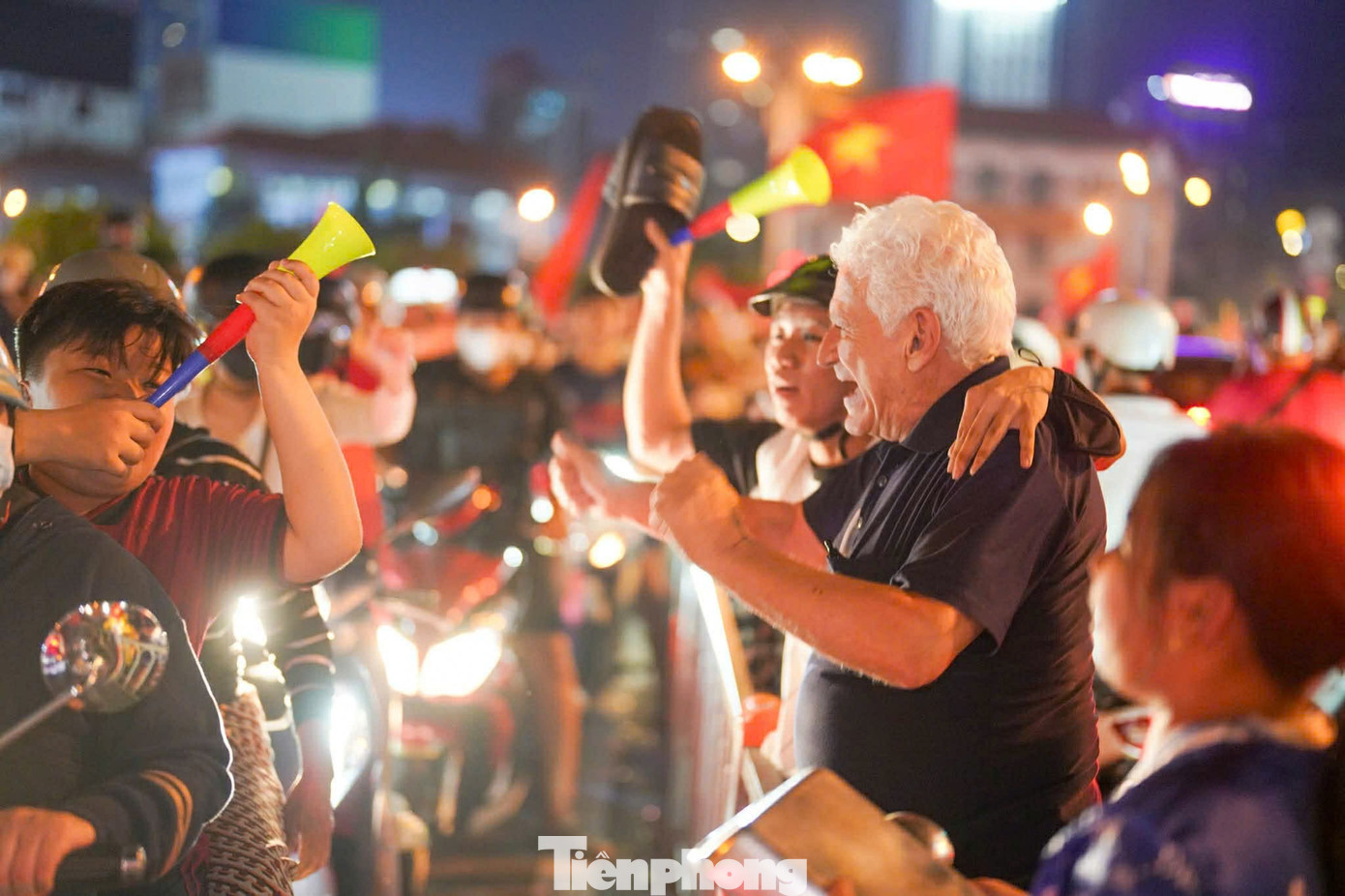 Niềm vui chiến thắng U22 Việt Nam rực rỡ trên phố TPHCM đêm 18 / 12 - Ảnh 7.