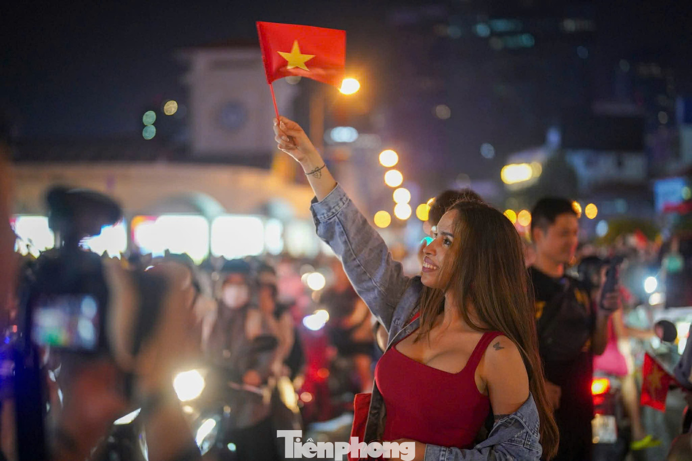 Niềm vui chiến thắng U22 Việt Nam rực rỡ trên phố TPHCM đêm 18 / 12 - Ảnh 6.
