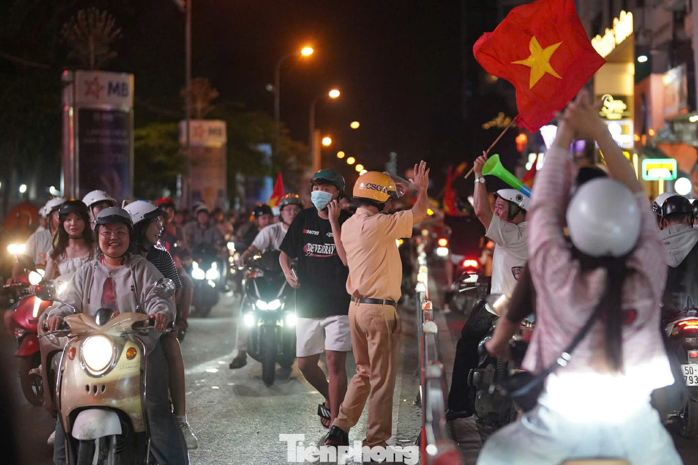 Niềm vui chiến thắng U22 Việt Nam rực rỡ trên phố TPHCM đêm 18 / 12 - Ảnh 19.