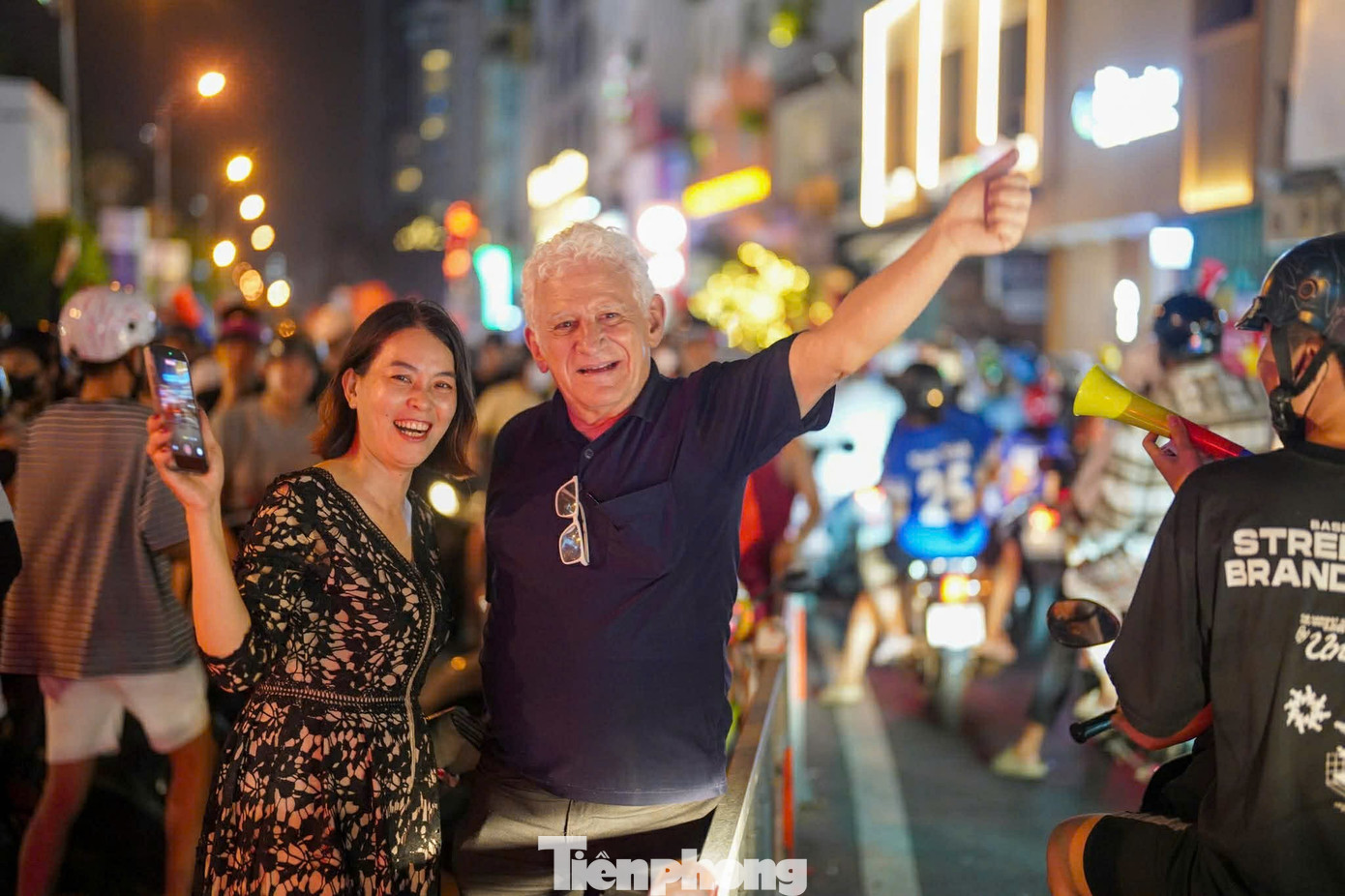 Niềm vui chiến thắng U22 Việt Nam rực rỡ trên phố TPHCM đêm 18 / 12 - Ảnh 8.
