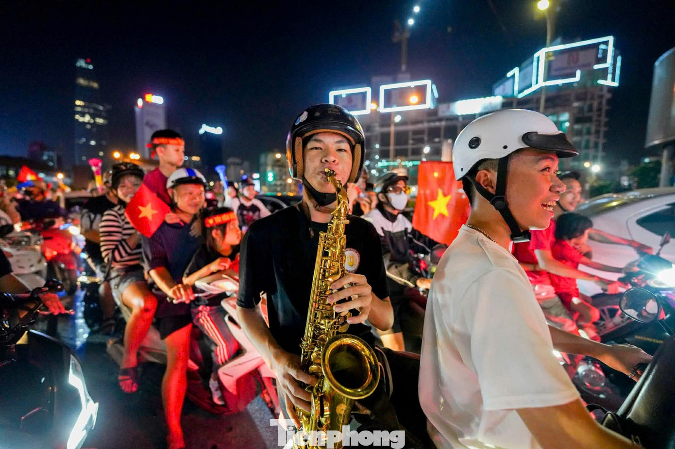 Niềm vui chiến thắng U22 Việt Nam rực rỡ trên phố TPHCM đêm 18 / 12 - Ảnh 13.