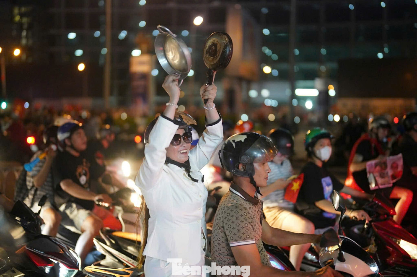 Niềm vui chiến thắng U22 Việt Nam rực rỡ trên phố TPHCM đêm 18 / 12 - Ảnh 10.