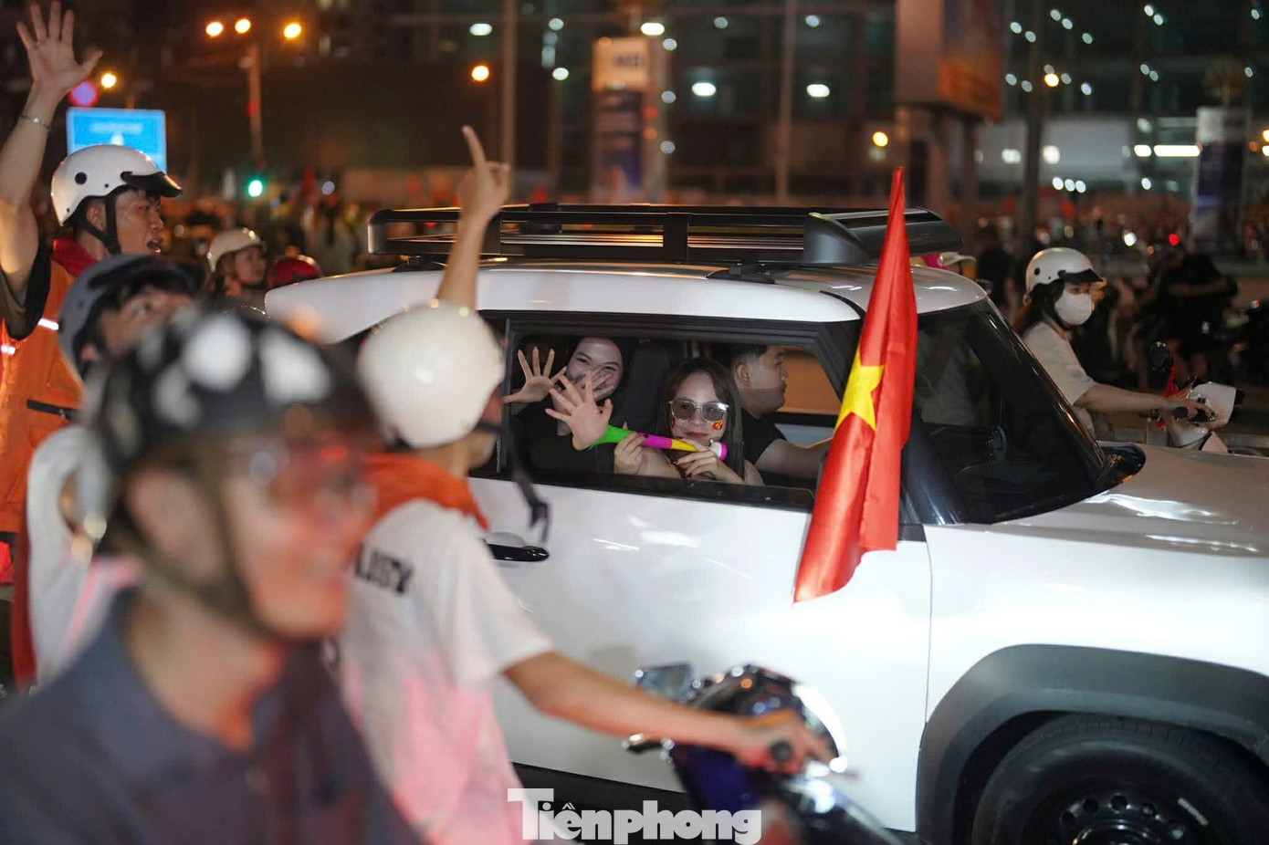 Niềm vui chiến thắng U22 Việt Nam rực rỡ trên phố TPHCM đêm 18 / 12 - Ảnh 11.