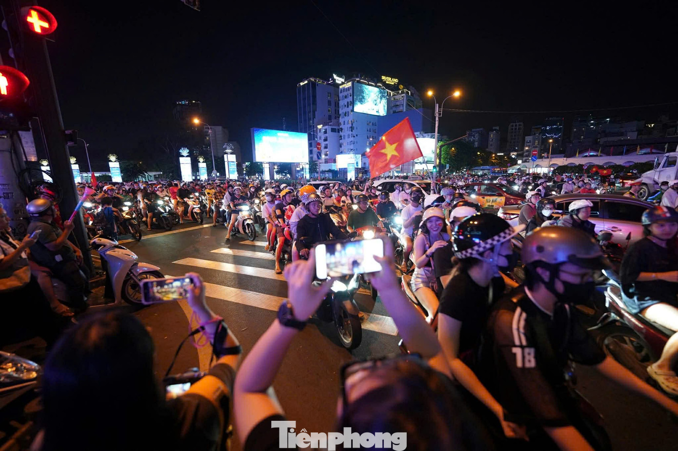 Niềm vui chiến thắng U22 Việt Nam rực rỡ trên phố TPHCM đêm 18 / 12 - Ảnh 9.