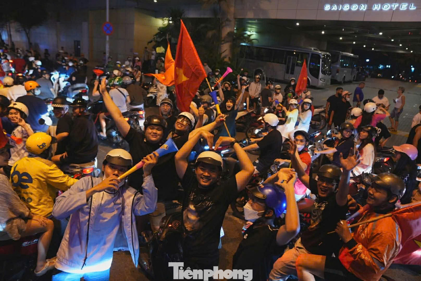 Niềm vui chiến thắng U22 Việt Nam rực rỡ trên phố TPHCM đêm 18 / 12 - Ảnh 4.
