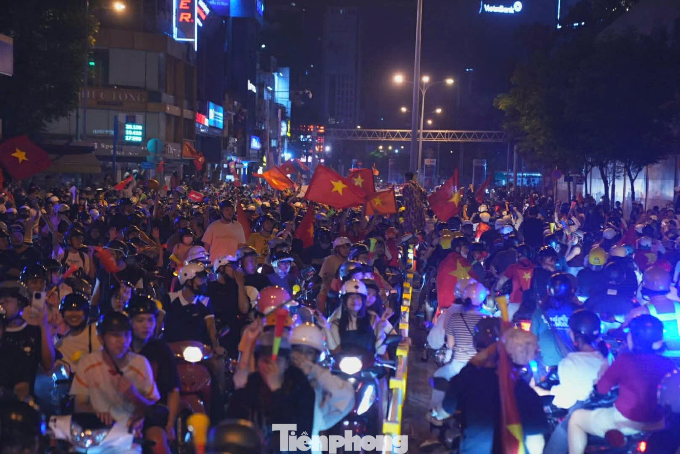 Niềm vui chiến thắng U22 Việt Nam rực rỡ trên phố TPHCM đêm 18 / 12 - Ảnh 1.