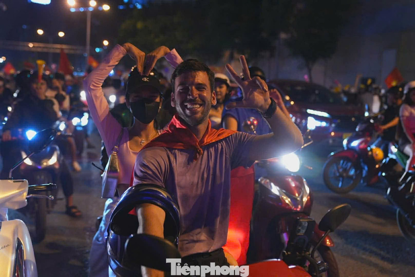 Niềm vui chiến thắng U22 Việt Nam rực rỡ trên phố TPHCM đêm 18 / 12 - Ảnh 5.