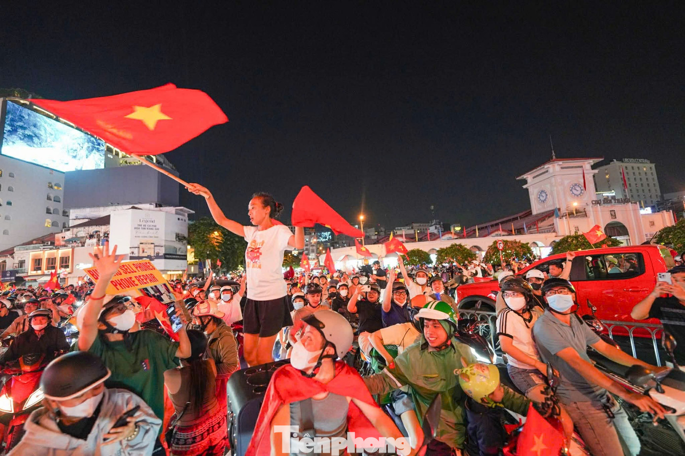 Niềm vui chiến thắng U22 Việt Nam rực rỡ trên phố TPHCM đêm 18 / 12 - Ảnh 17.