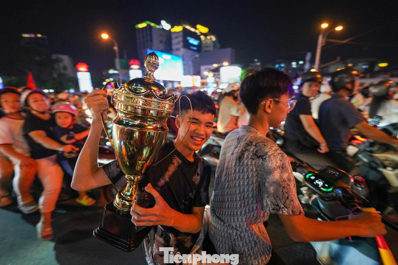 Niềm vui chiến thắng U22 Việt Nam rực rỡ trên phố TPHCM đêm 18 / 12 - Ảnh 22.