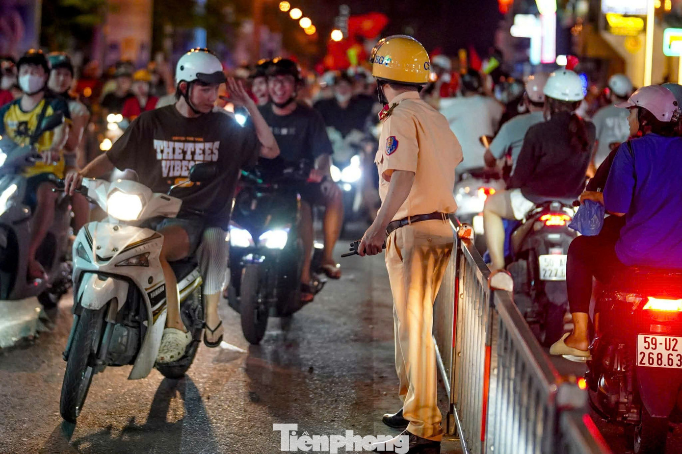 Niềm vui chiến thắng U22 Việt Nam rực rỡ trên phố TPHCM đêm 18 / 12 - Ảnh 21.