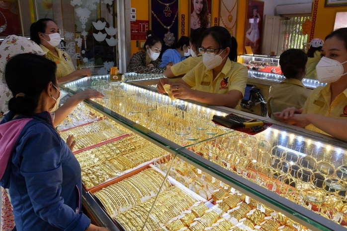 Giá vàng hôm nay 18-12: Tăng rất mạnh khi nhu cầu trú ẩn vốn nóng lên - Ảnh 1.