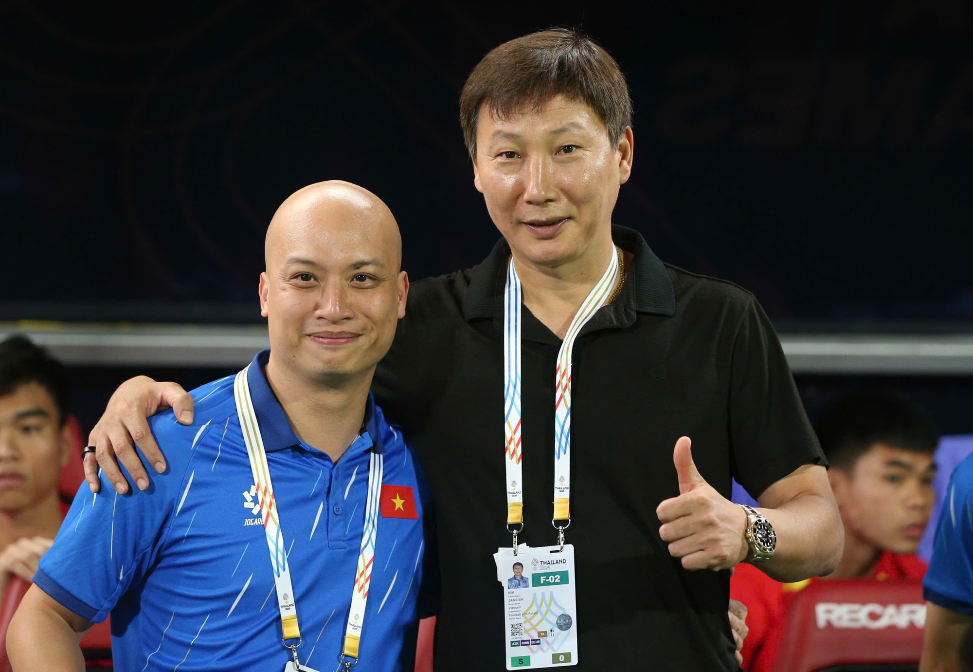 HLV Kim Sang-sik hoàn tất "cú ăn ba" siêu hạng, chính thức đi vào lịch sử bóng đá Đông Nam Á - Ảnh 1. HLV Kim Sang-sik hoàn tất "cú ăn ba" siêu hạng, chính thức đi vào lịch sử bóng đá Đông Nam Á - Ảnh 1.