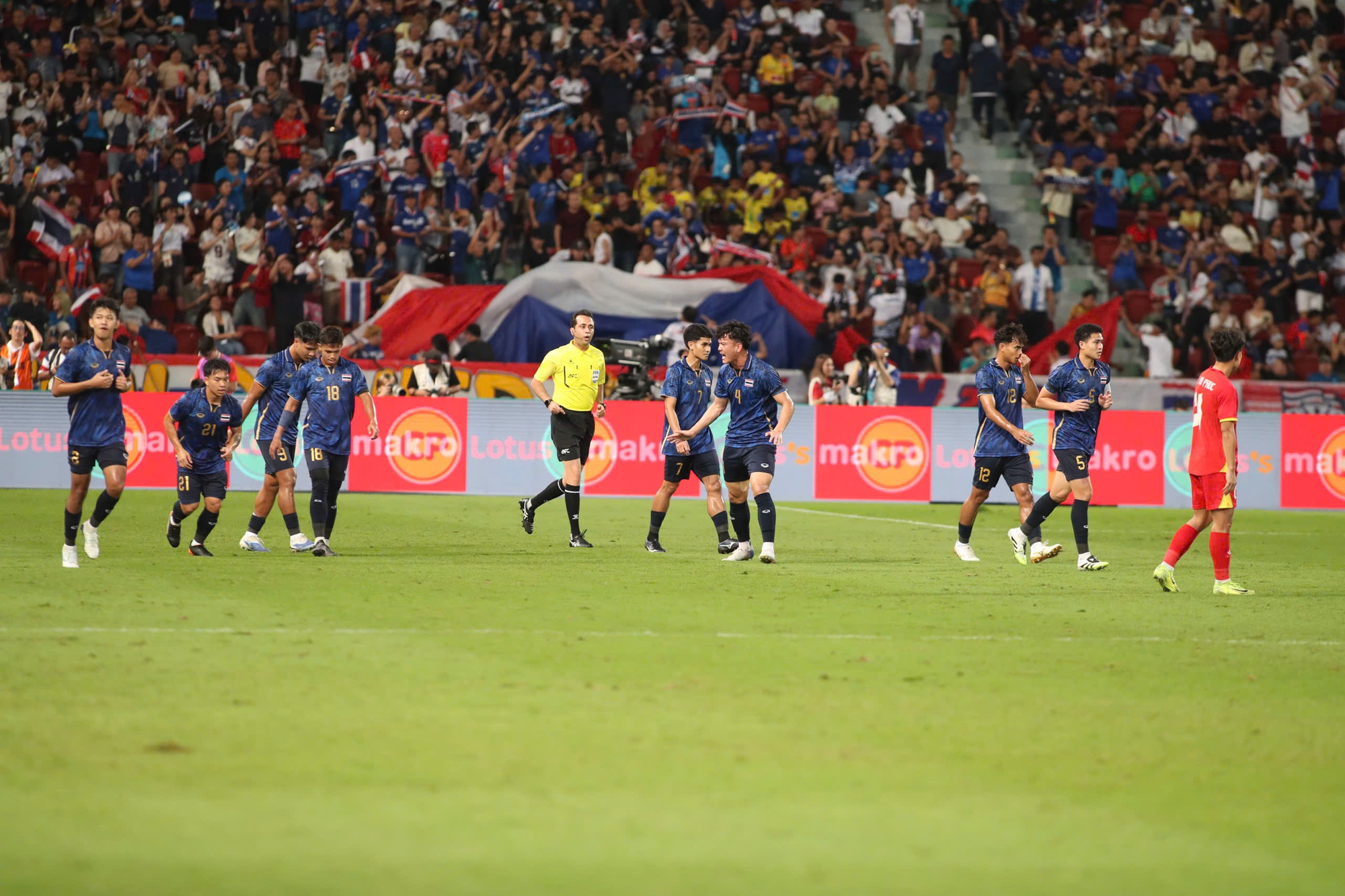 Cầu thủ Thái Lan đổ gục trên sân, bàng hoàng không tin vào mắt mình sau trận thua sốc trước U22 Việt Nam - Ảnh 3. Cầu thủ Thái Lan đổ gục trên sân, bàng hoàng không tin vào mắt mình sau trận thua sốc trước U22 Việt Nam - Ảnh 3.