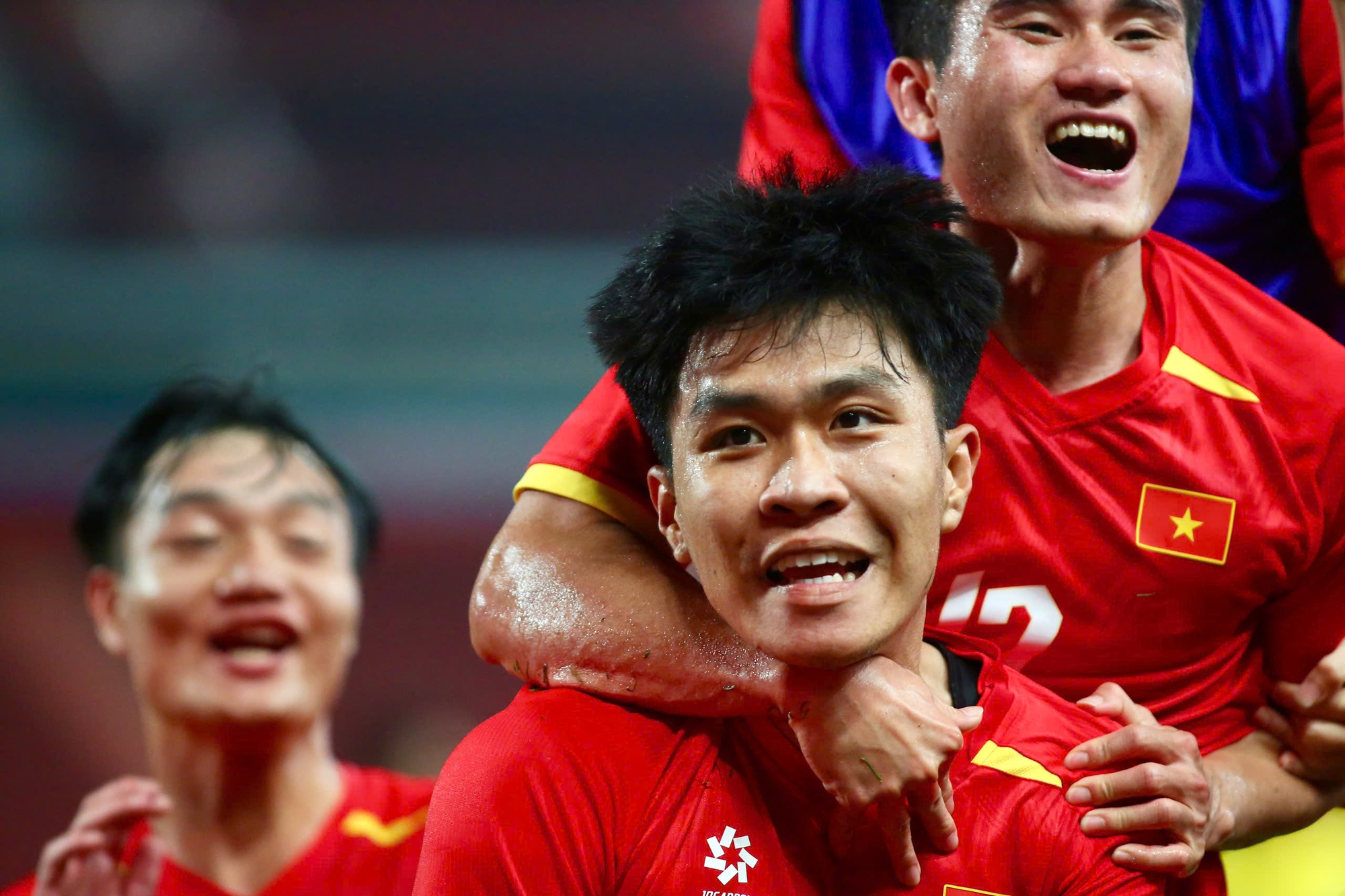 Cầu thủ Thái Lan đổ gục trên sân, bàng hoàng không tin vào mắt mình sau trận thua sốc trước U22 Việt Nam - Ảnh 5. Cầu thủ Thái Lan đổ gục trên sân, bàng hoàng không tin vào mắt mình sau trận thua sốc trước U22 Việt Nam - Ảnh 5.