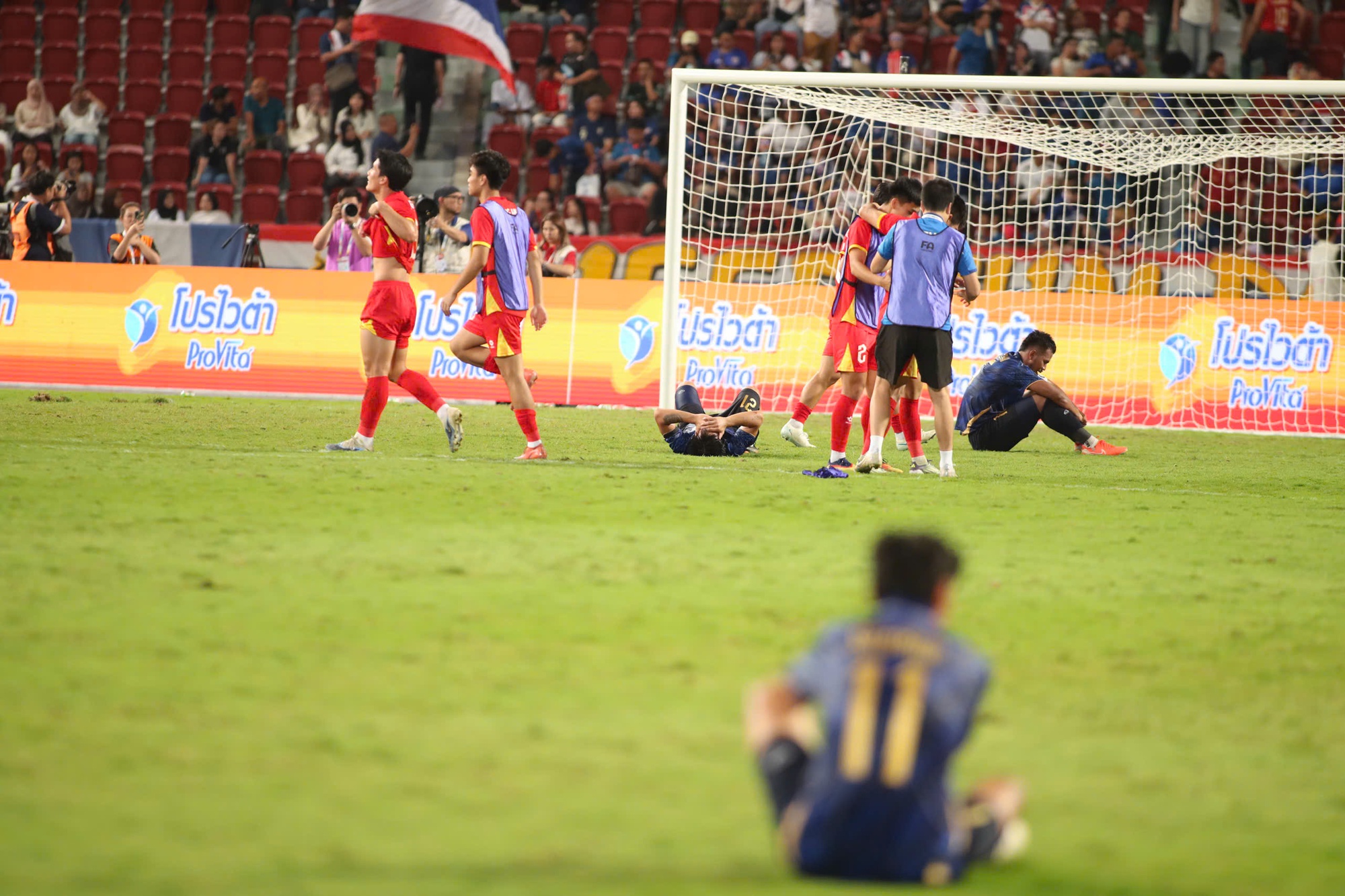 Cầu thủ Thái Lan đổ gục trên sân, bàng hoàng không tin vào mắt mình sau trận thua sốc trước U22 Việt Nam - Ảnh 2. Cầu thủ Thái Lan đổ gục trên sân, bàng hoàng không tin vào mắt mình sau trận thua sốc trước U22 Việt Nam - Ảnh 2.