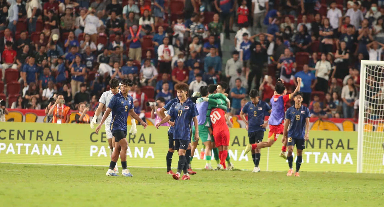 Cầu thủ Thái Lan đổ gục trên sân, bàng hoàng không tin vào mắt mình sau trận thua sốc trước U22 Việt Nam - Ảnh 1. Cầu thủ Thái Lan đổ gục trên sân, bàng hoàng không tin vào mắt mình sau trận thua sốc trước U22 Việt Nam - Ảnh 1.