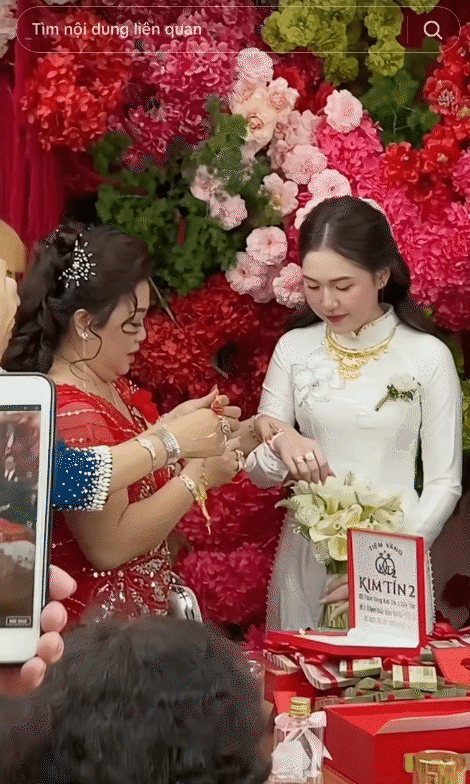 176 cây vàng, sổ đỏ khách sạn và biệt thự, kim cương, tiền tỷ trong 4 đám cưới khủng năm 2025- Ảnh 1. 176 cây vàng, sổ đỏ khách sạn và biệt thự, kim cương, tiền tỷ trong 4 đám cưới khủng năm 2025- Ảnh 1.