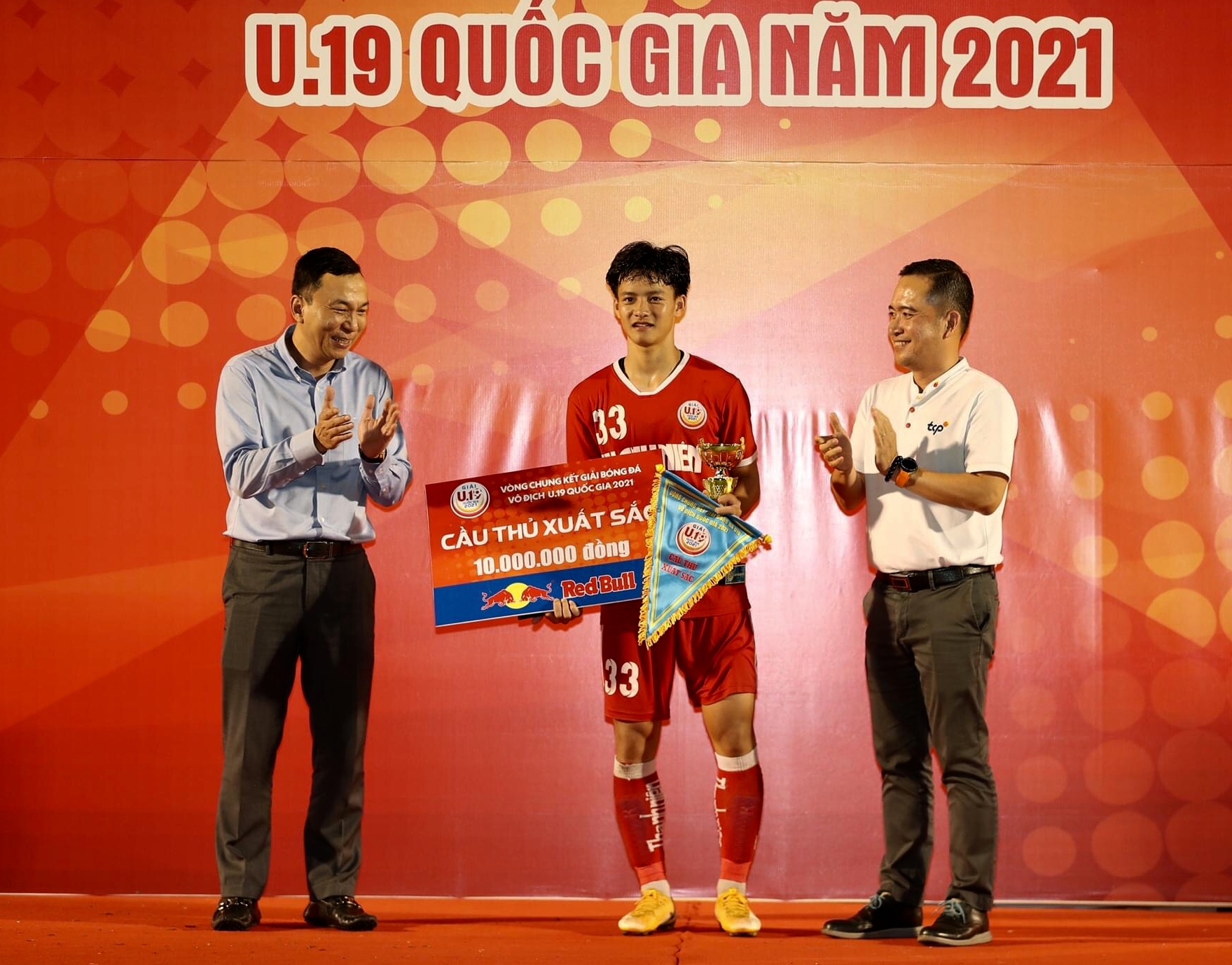 Nguyễn Thanh Nhàn - cầu thủ cởi áo khoe 6 múi sau bàn thắng "kết liễu" Thái Lan là ai?- Ảnh 3.