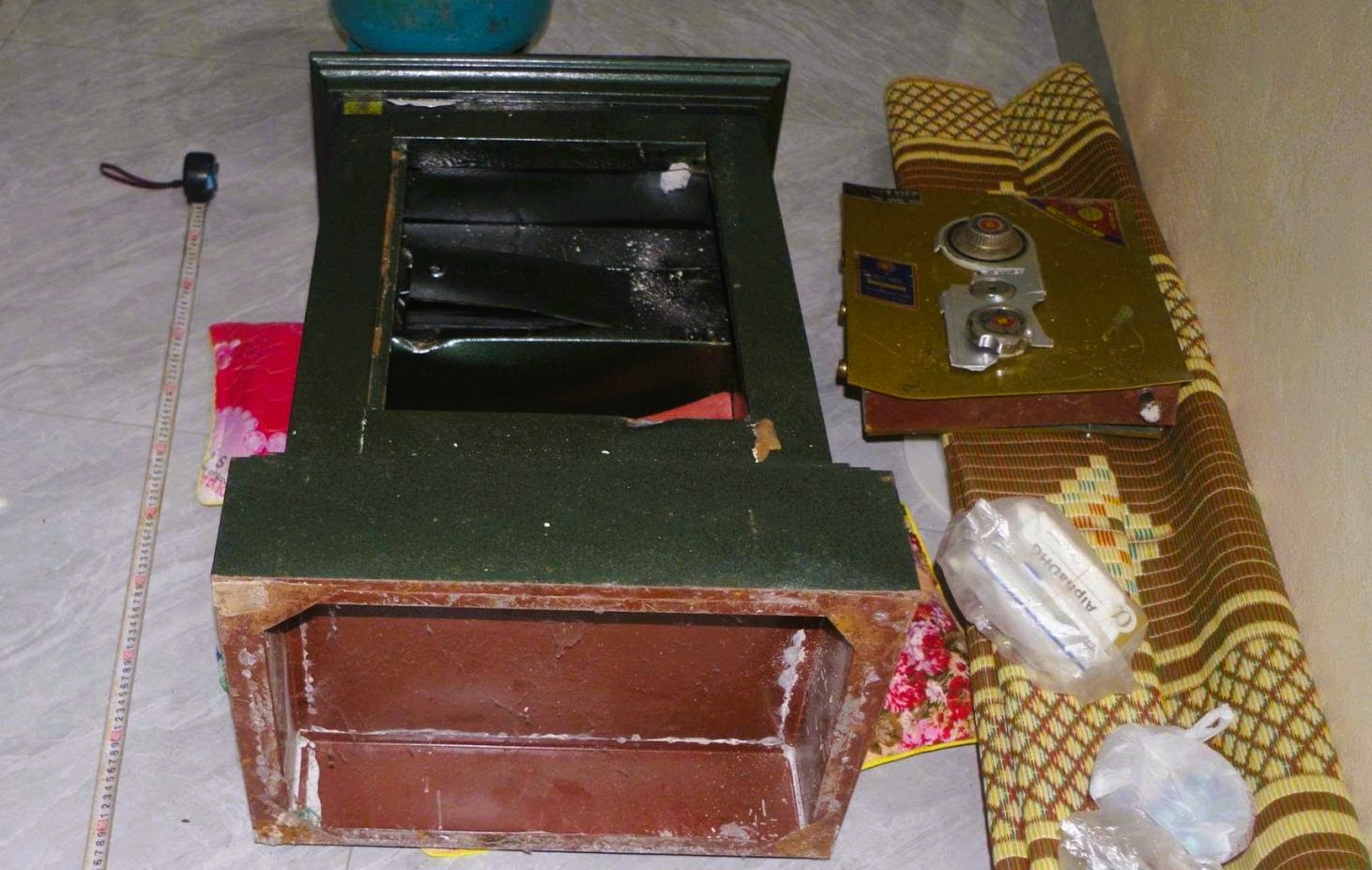 Bắt người đ&agrave;n &ocirc;ng từ H&agrave; Nội xuống Ninh B&igrave;nh ph&aacute; k&eacute;t sắt trộm tiền v&agrave;ng - Ảnh 2.