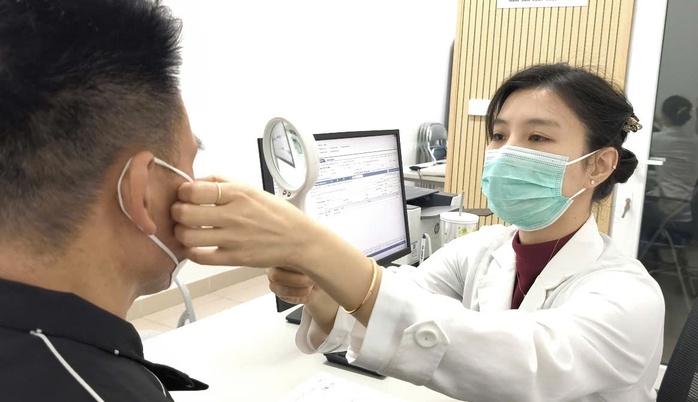 Ngứa dữ dội “vùng kín”, người đàn ông tá hỏa khi phát hiện rận mu kí sinh - Ảnh 2.