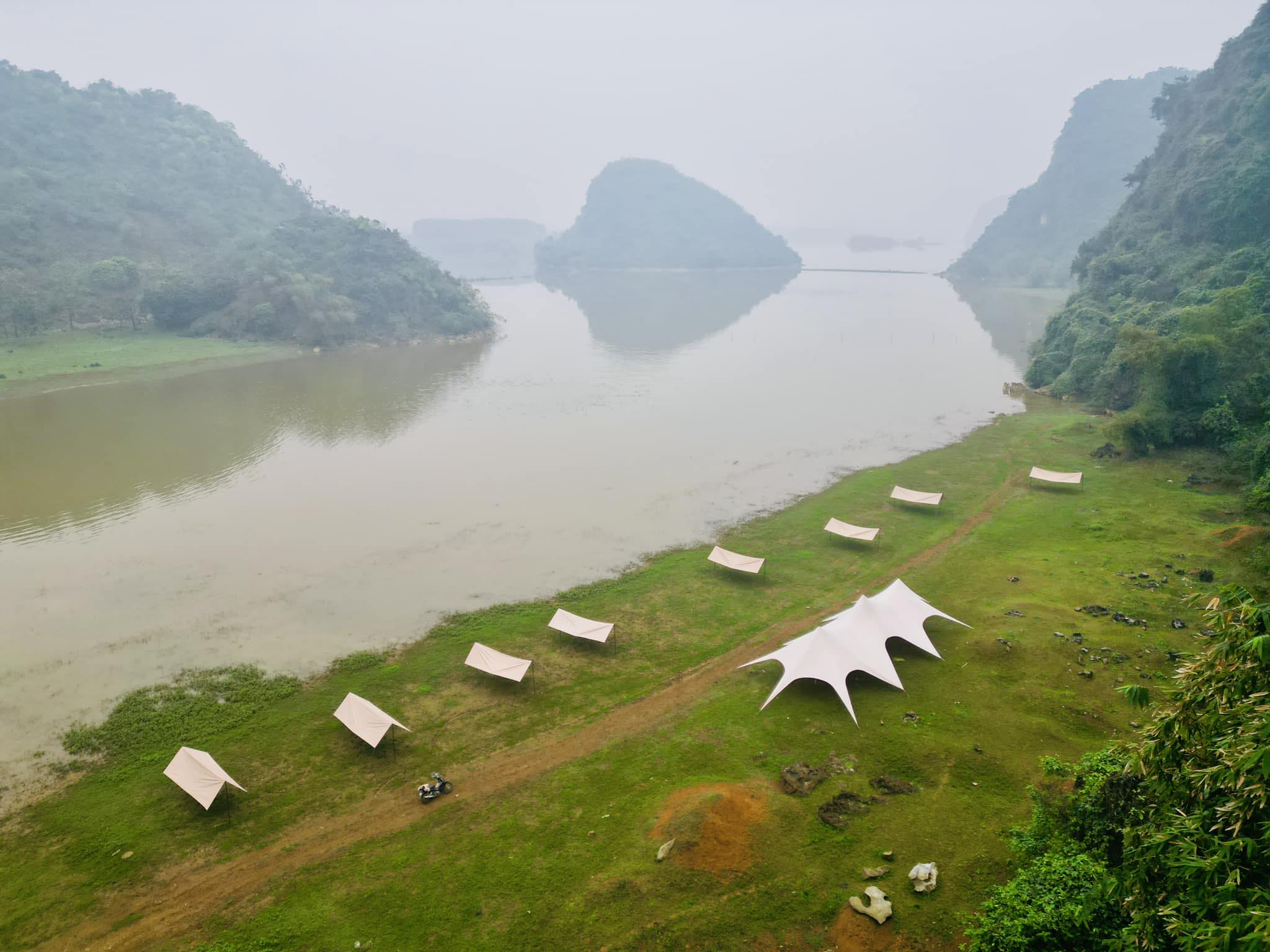 Phát hiện hồ nước bên thảo nguyên vắng vẻ, hoang sơ, du khách nhận xét: "Nói ở Hà Nội không ai tin!" - Ảnh 2.