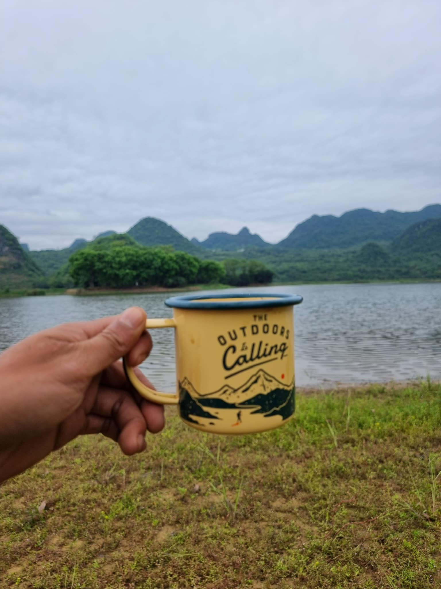 Phát hiện hồ nước bên thảo nguyên vắng vẻ, hoang sơ, du khách nhận xét: "Nói ở Hà Nội không ai tin!" - Ảnh 7.