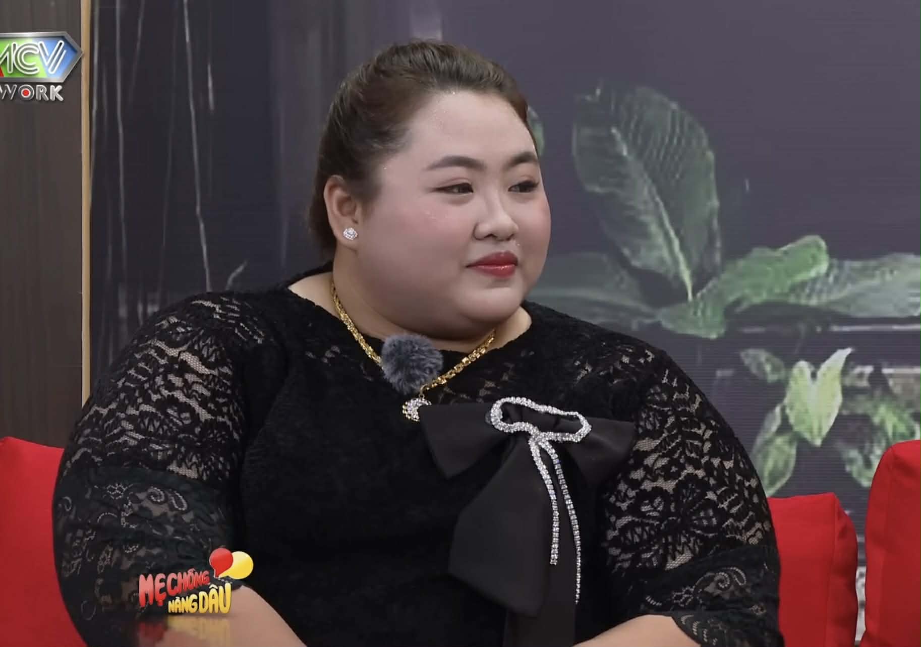 Con d&acirc;u nặng 130kg kh&ocirc;ng ngồi vừa xe hoa, mẹ chồng l&agrave;m một việc  - Ảnh 2.