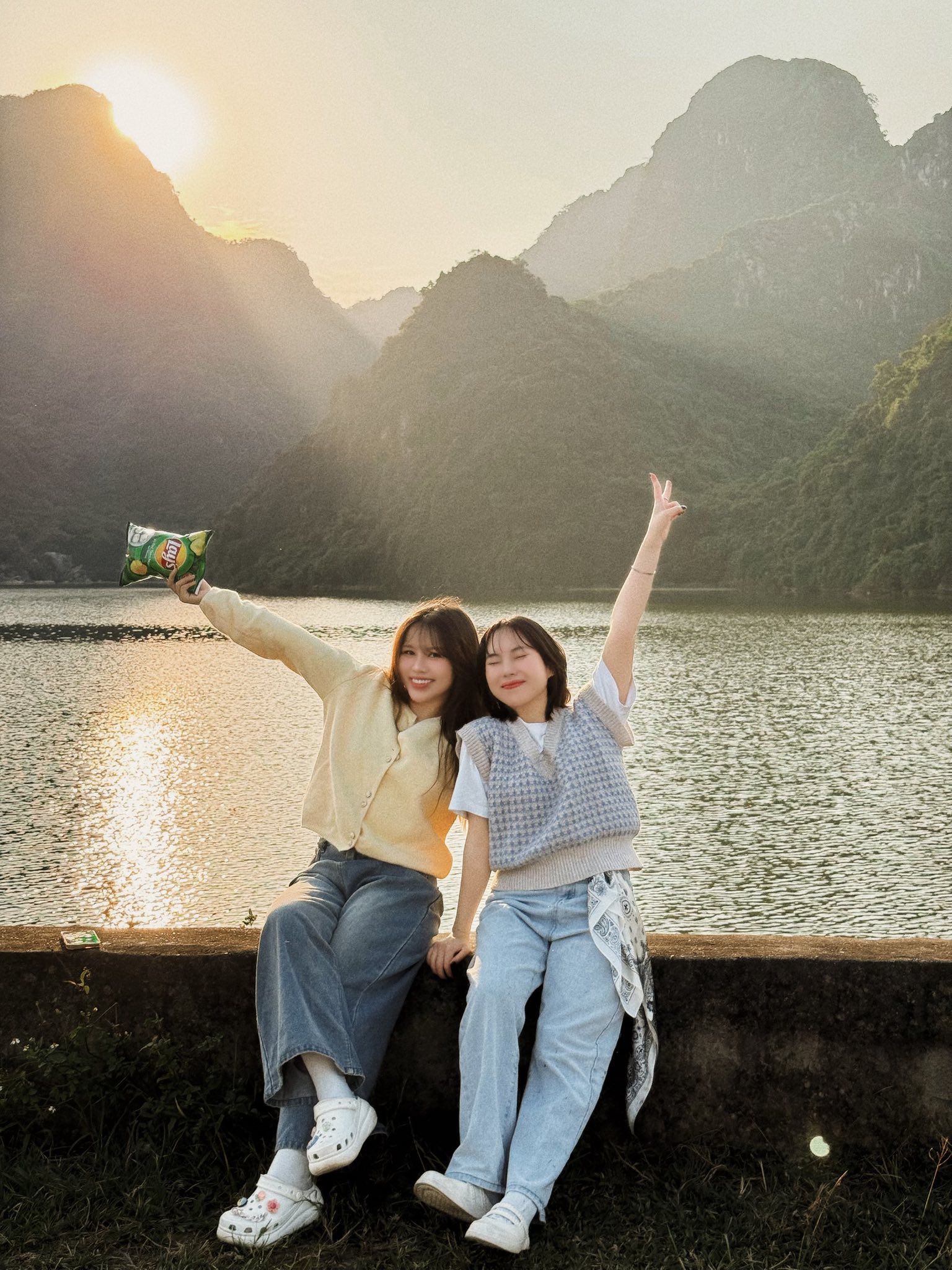 Phát hiện hồ nước bên thảo nguyên vắng vẻ, hoang sơ, du khách nhận xét: "Nói ở Hà Nội không ai tin!" - Ảnh 3.