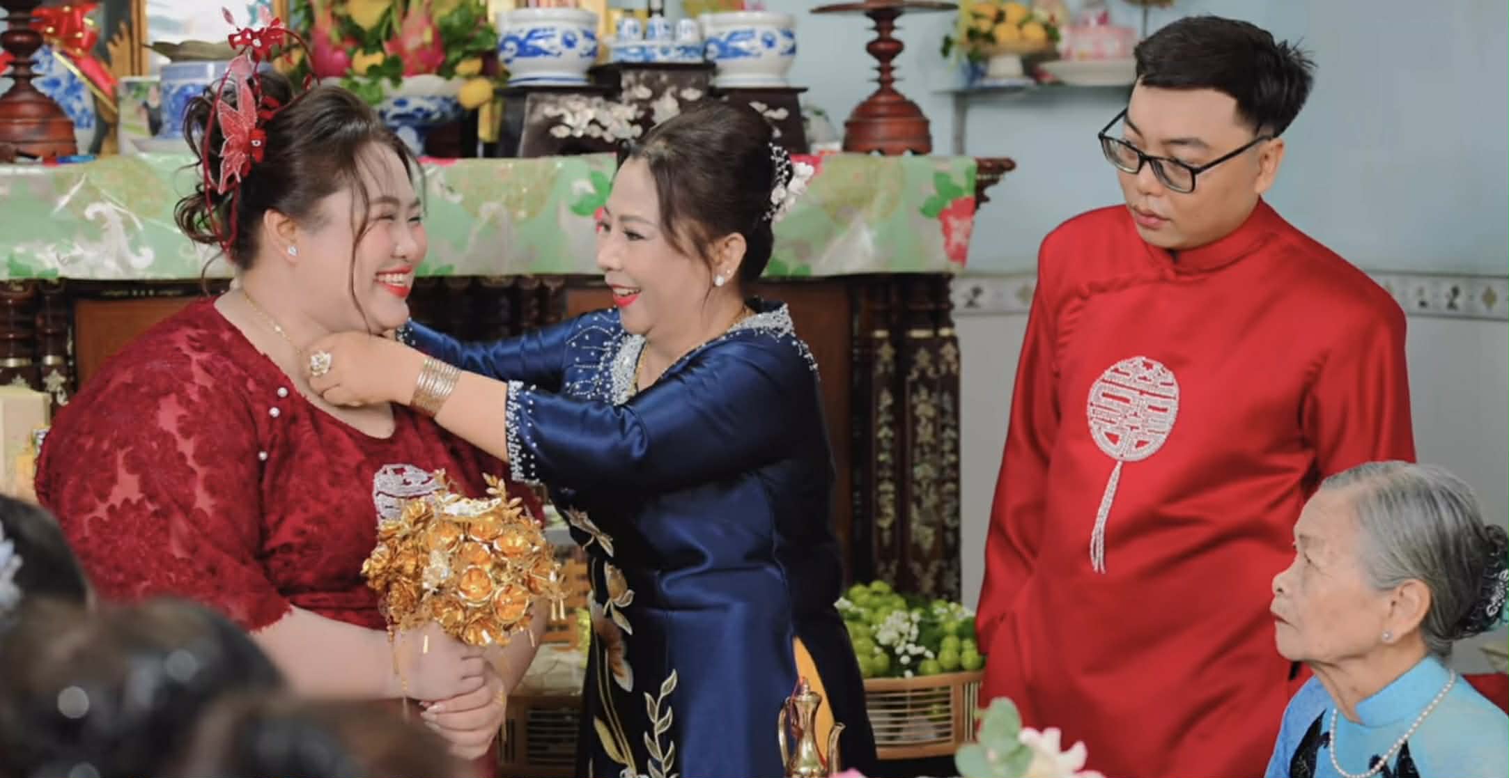 Con d&acirc;u nặng 130kg kh&ocirc;ng ngồi vừa xe hoa, mẹ chồng l&agrave;m một việc  - Ảnh 4.