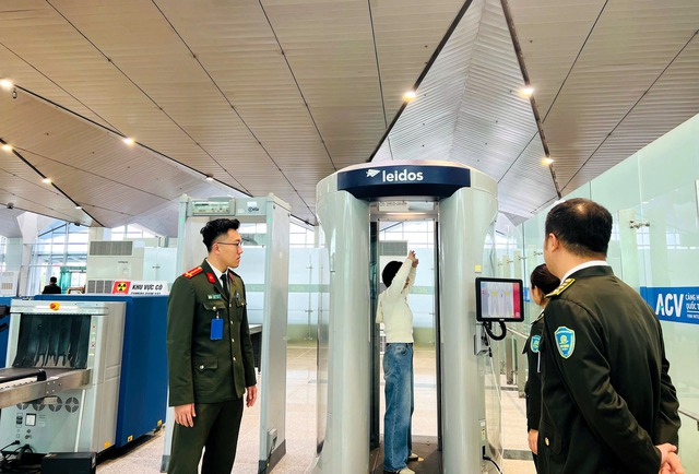 Cảnh báo khẩn cho ai còn để điện thoại lên khay soi an ninh sân bay- Ảnh 1.