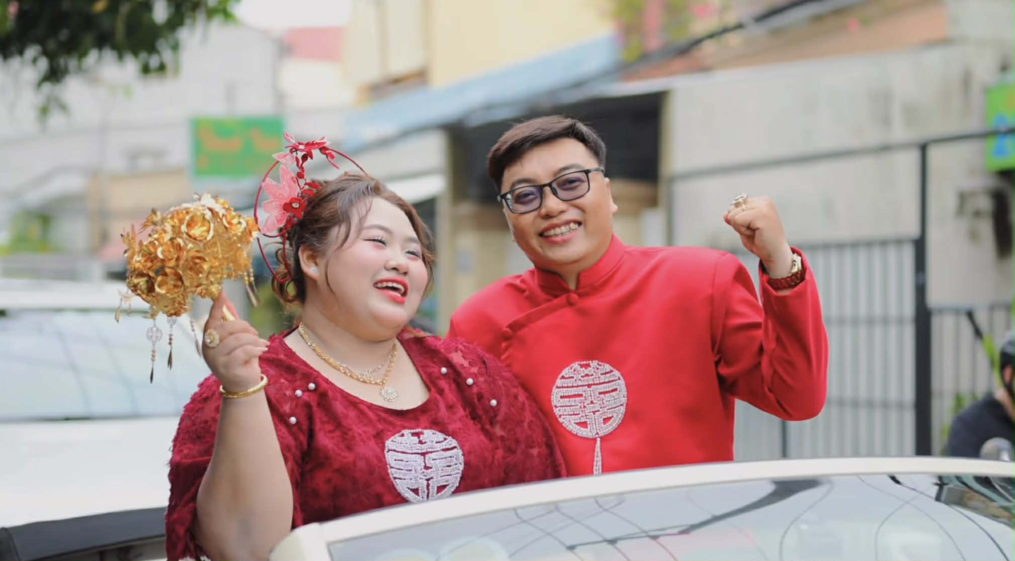 Con d&acirc;u nặng 130kg kh&ocirc;ng ngồi vừa xe hoa, mẹ chồng l&agrave;m một việc  - Ảnh 3.