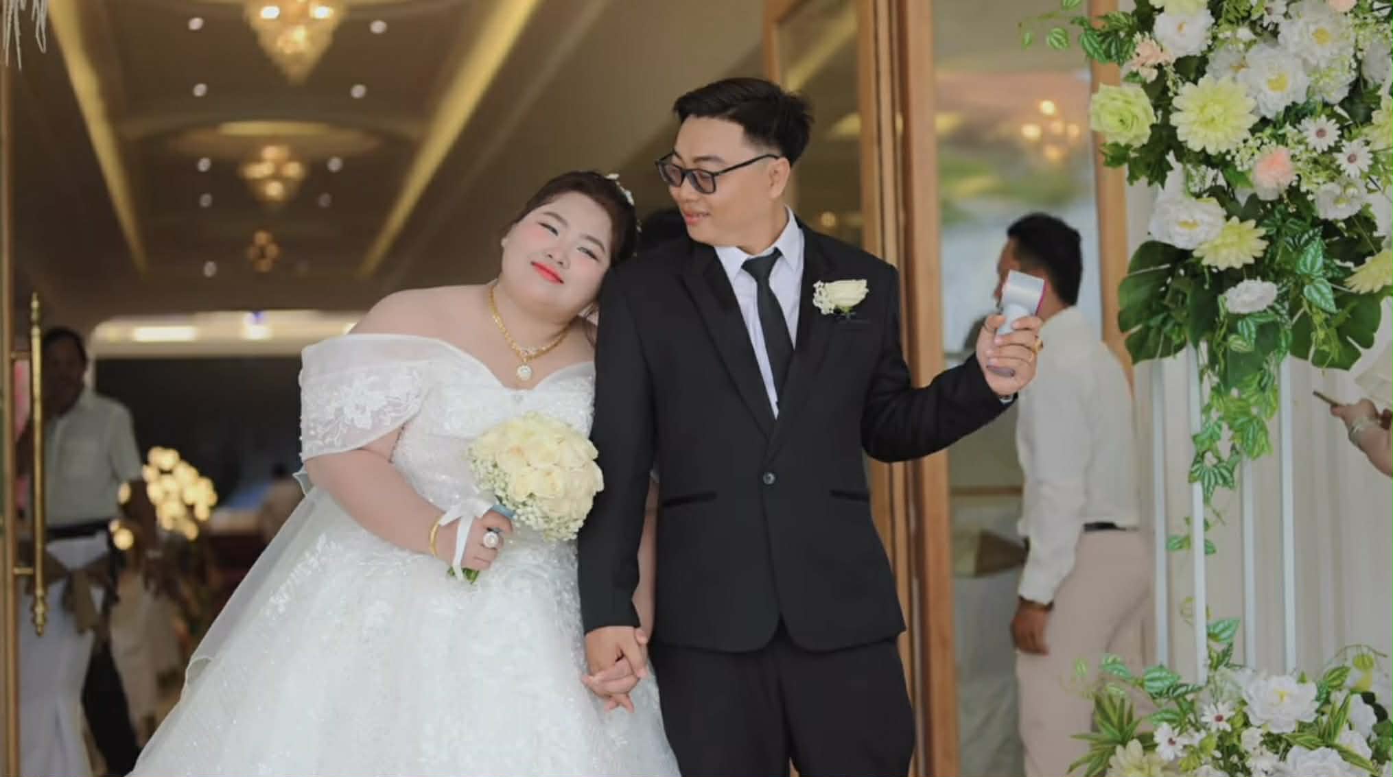 Con d&acirc;u nặng 130kg kh&ocirc;ng ngồi vừa xe hoa, mẹ chồng l&agrave;m một việc  - Ảnh 5.