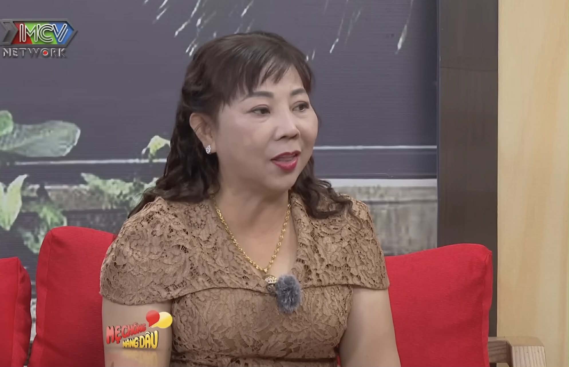 Con d&acirc;u nặng 130kg kh&ocirc;ng ngồi vừa xe hoa, mẹ chồng l&agrave;m một việc  - Ảnh 1.