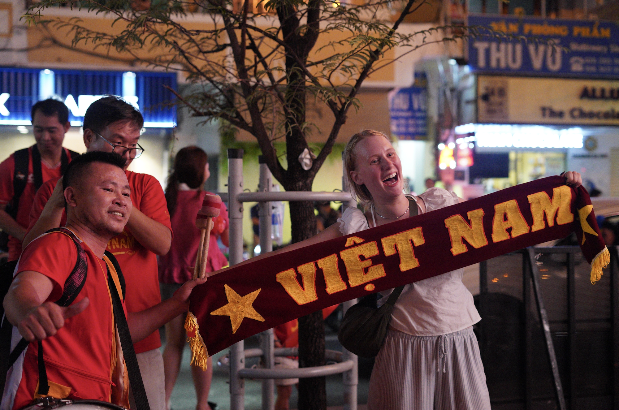 Kh&aacute;ch T&acirc;y h&ograve;a m&igrave;nh ăn mừng chiến thắng của U22 Việt Nam - Ảnh 1.