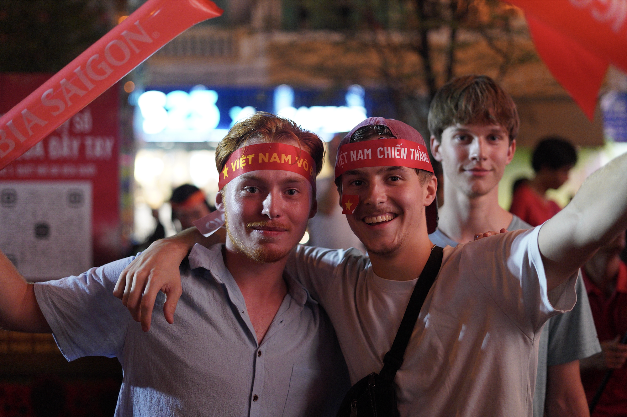 Kh&aacute;ch T&acirc;y h&ograve;a m&igrave;nh ăn mừng chiến thắng của U22 Việt Nam - Ảnh 5.