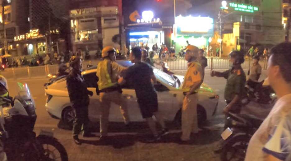 C&ocirc;ng an TPHCM điều tra vụ t&agrave;i xế say xỉn ho&aacute;n đổi vị tr&iacute; l&aacute;i &ocirc; t&ocirc; - Ảnh 1.