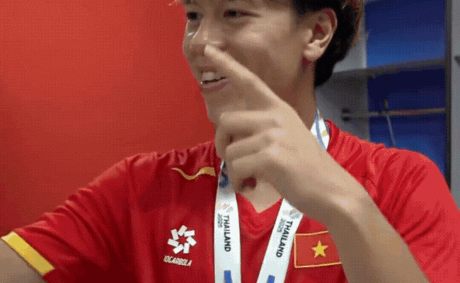 "Đột nhập" phòng thay đồ U22 Việt Nam: Cầu thủ bật loa ca hát, tranh thủ gọi về nhà ăn mừng HCV cùng người thân- Ảnh 2.