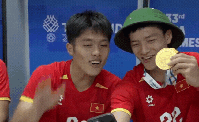 "Đột nhập" phòng thay đồ U22 Việt Nam: Cầu thủ bật loa ca hát, tranh thủ gọi về nhà ăn mừng HCV cùng người thân- Ảnh 1.